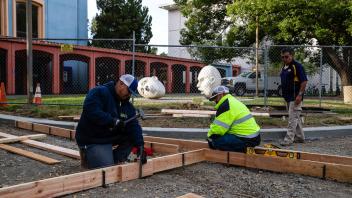 Laying concrete